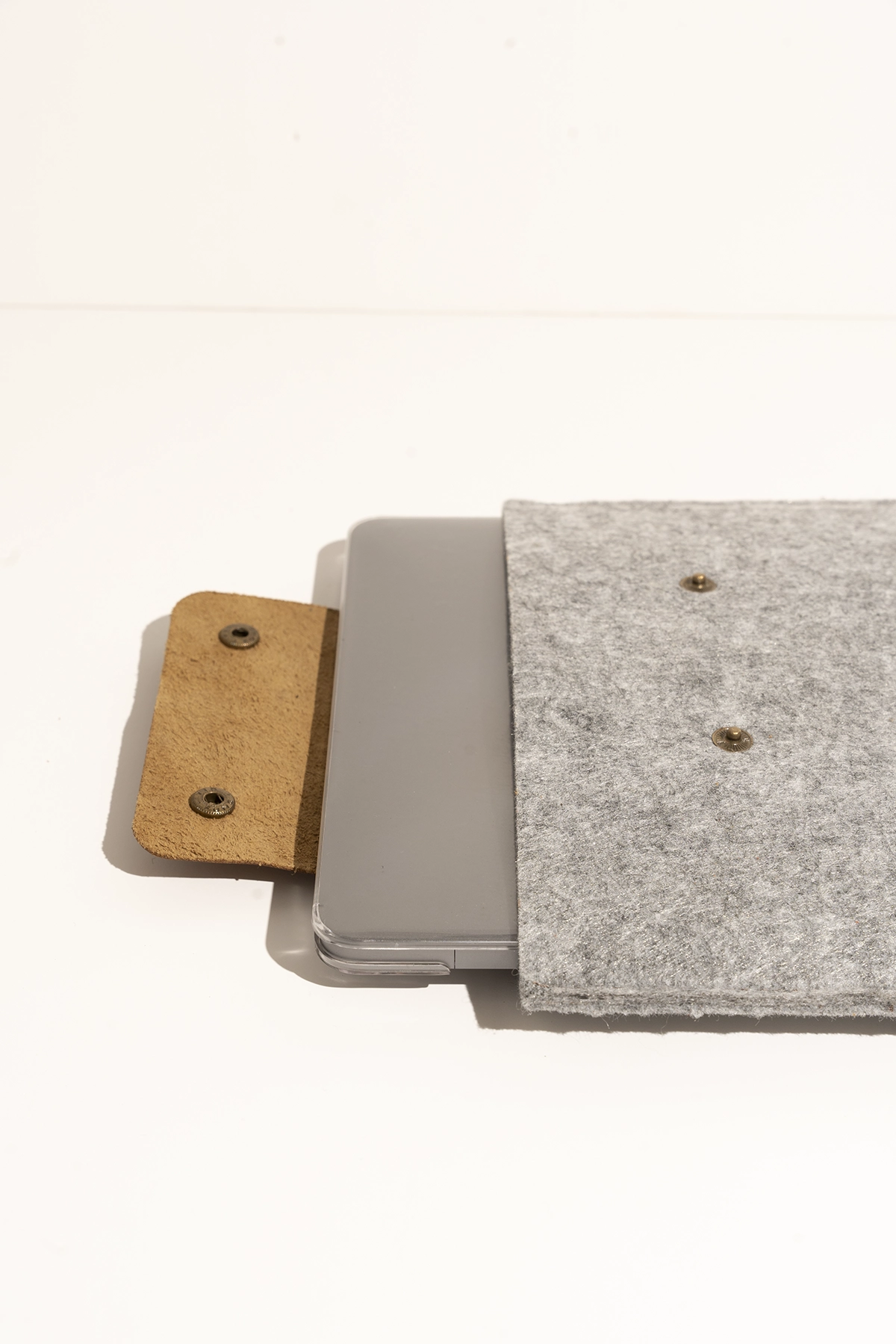 Black Bears Orijinal Tiena Derisi ve Keçe Gri Laptop Kılıfı